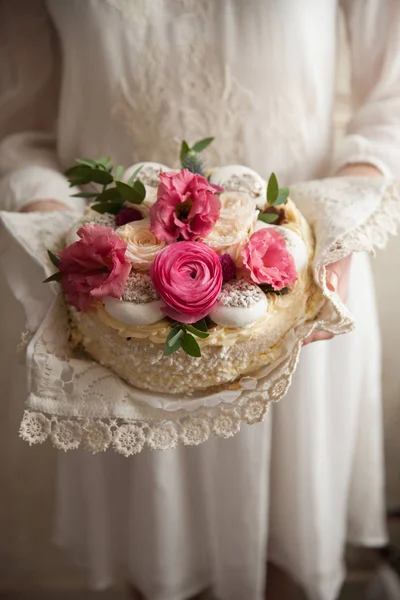 Kvinna anläggning tårta med blommor — Stockfoto