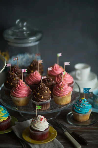 Bunte festliche Cupcakes — Stockfoto