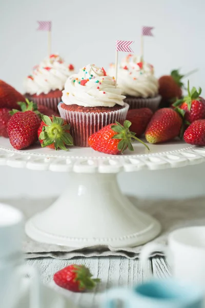 Tasty cupcakes with strawberries — Stock Photo, Image