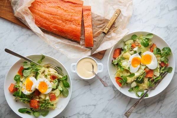 Salada com batatas e salmão defumado — Fotografia de Stock