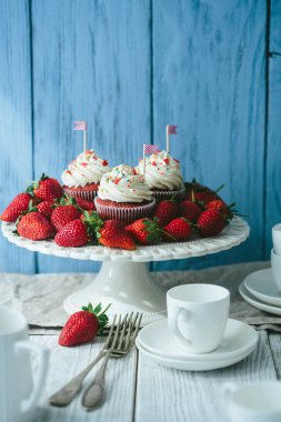 Lezzetli kek çilek ile