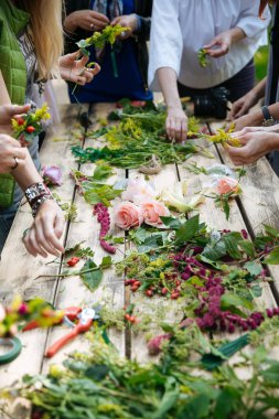 kadın çiçek düzenlemeleri yapma