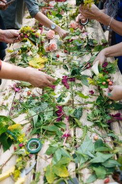 kadın çiçek düzenlemeleri yapma