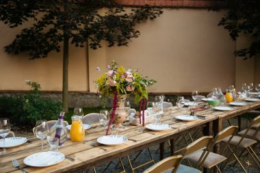 Öğle yemeğinden önce küme tablo