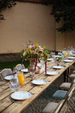 Öğle yemeğinden önce küme tablo