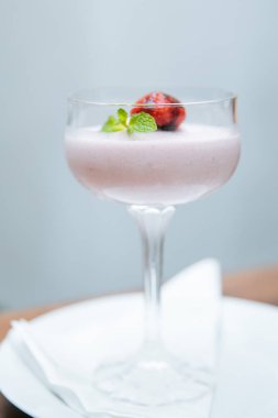 çilekli süt tatlısı