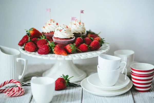 Mumsiga muffins med jordgubbar — Stockfoto