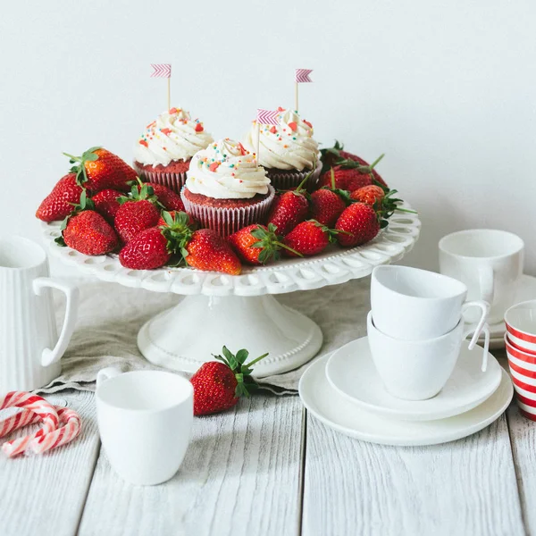 Mumsiga muffins med jordgubbar — Stockfoto