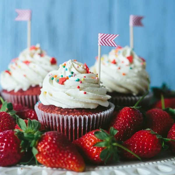 Leckere Cupcakes mit Erdbeeren — Stockfoto