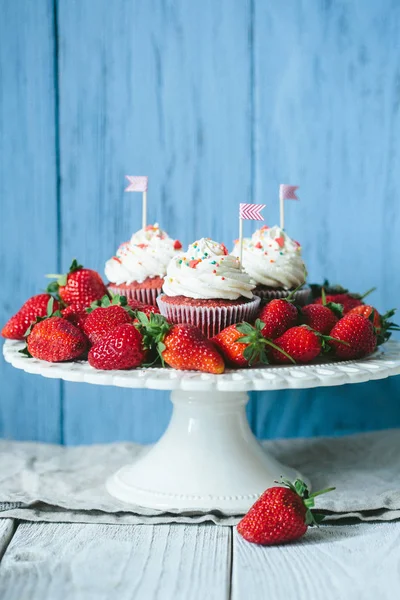 Tasty cupcakes with strawberries — Stock Photo, Image