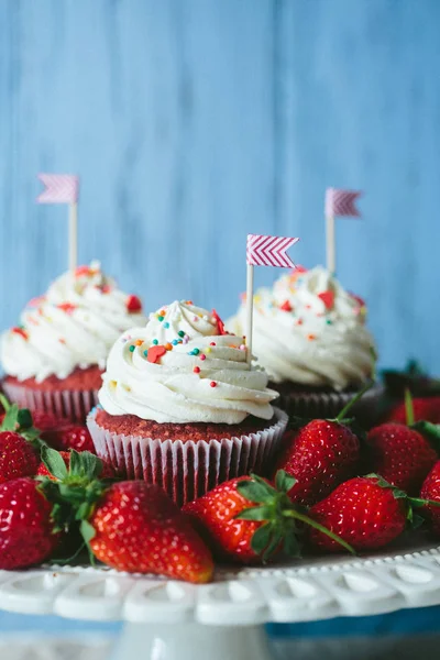 Tasty cupcakes with strawberries — Stock Photo, Image