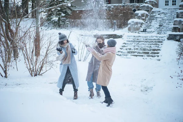 Des femmes ludiques s'amusent dans la neige — Photo