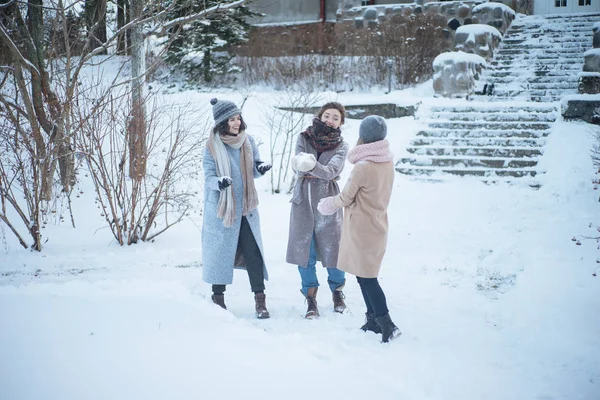 Mulheres jovens com neve no inverno — Fotografia de Stock