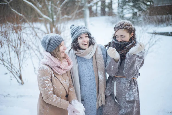 Trzy kobiety zabawa zimą — Zdjęcie stockowe