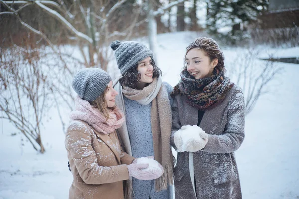 Jovens mulheres segurando neve — Fotografia de Stock