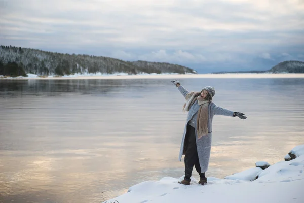 Mulher feliz perto do lago no inverno — Fotografia de Stock