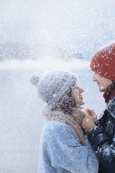 Snow falling on romantic couple — Stock Photo, Image