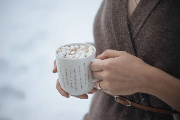 Az a személy, aki a kakaót a marshmallows kéz — Stock Fotó