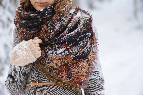 Mittens bir kadında doz kırpılmış — Stok fotoğraf