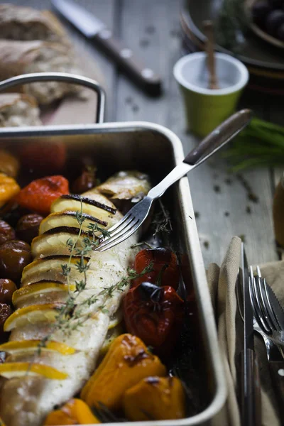 Fisch und gebratenes Gemüse — Stockfoto