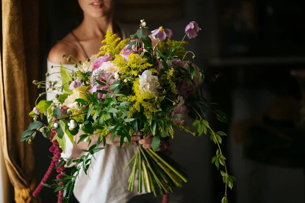 Mujer sosteniendo arreglo floral —  Fotos de Stock