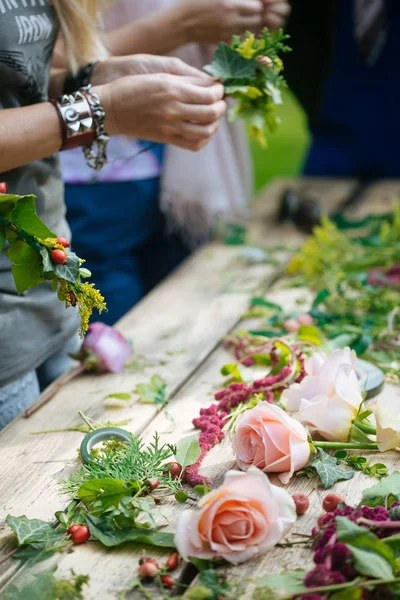 Vrouwen maken bloemstukken — Stockfoto