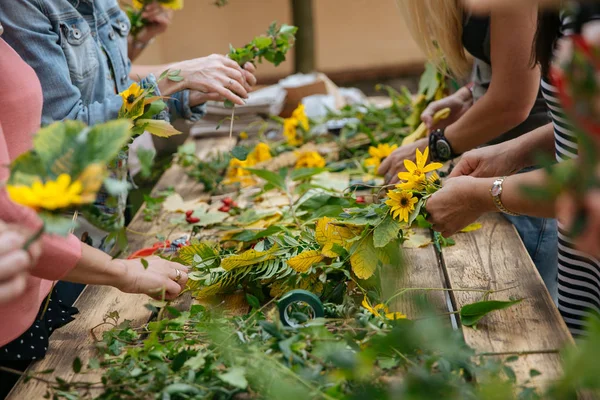 Mulheres fazendo arranjos florais — Fotografia de Stock