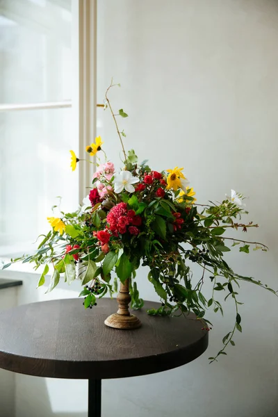 Arreglo floral en jarrón dorado — Foto de Stock