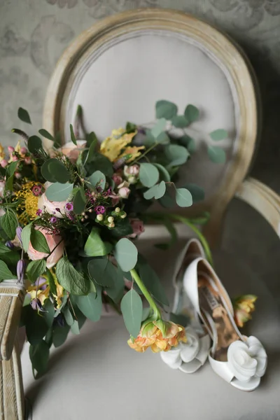 Bloemen en hoge hakken — Stockfoto