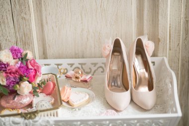 yüksek topuklar ve kalp şeklinde kurabiye