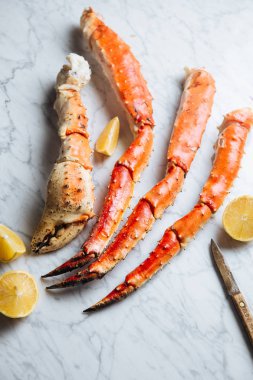 Yengeç bacakları ve pençeleri ile limon