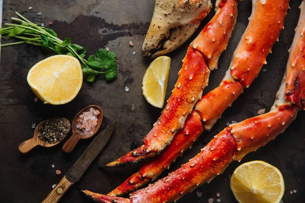 Piernas de cangrejo y garras con limones —  Fotos de Stock