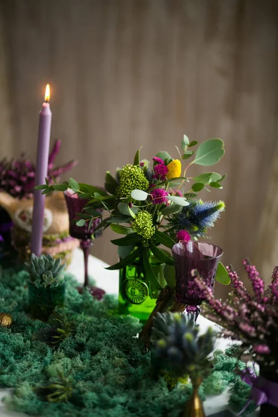 Decoración del hogar con flores y velas —  Fotos de Stock