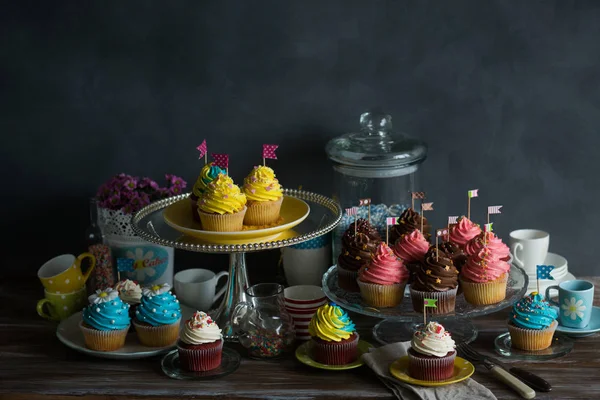 Färgglada festliga cupcakes — Stockfoto