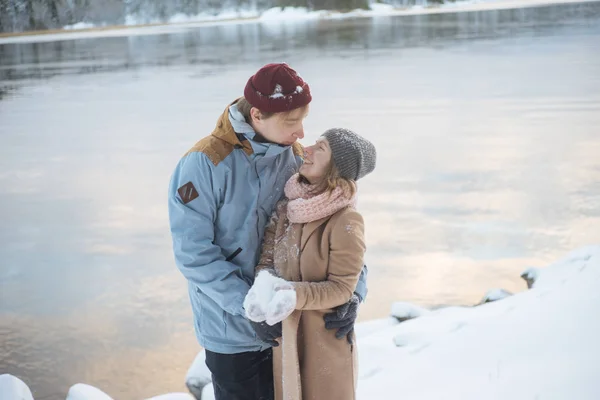 Casal olhando uns para os outros perto do lago — Fotografia de Stock