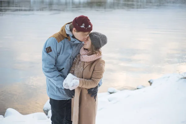 Couple kissting on snowy coast — Stock Photo, Image