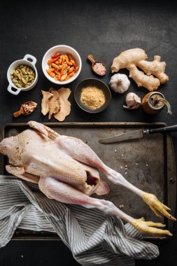 Baharatlı çiğ tavuk.