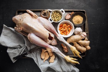 Baharatlı çiğ tavuk.