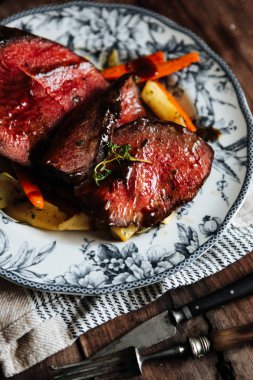 otlar ile pişmiş nadir sığır eti