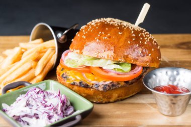 sığır eti burger patates kızartması ile