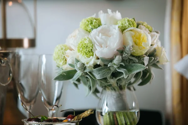 Bouquet de mariage avec pivoines blanches — Photo