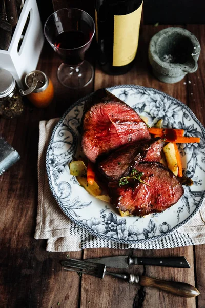 Seltenes Rindfleisch mit Kräutern gekocht — Stockfoto