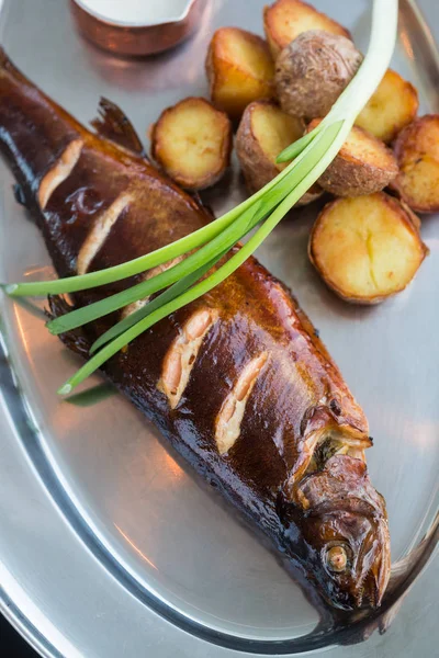 Peixe grelhado com batatas — Fotografia de Stock