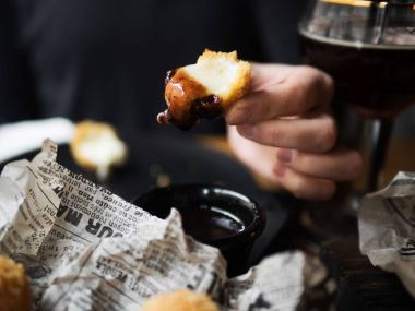 kadın yeme peynir topu