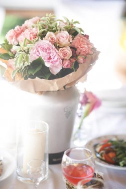 Düğün buketi peonies ve gül ile