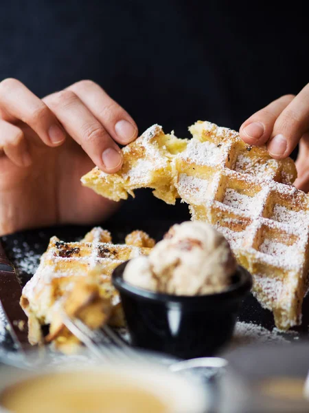 kadın waffle ile Kahvaltı