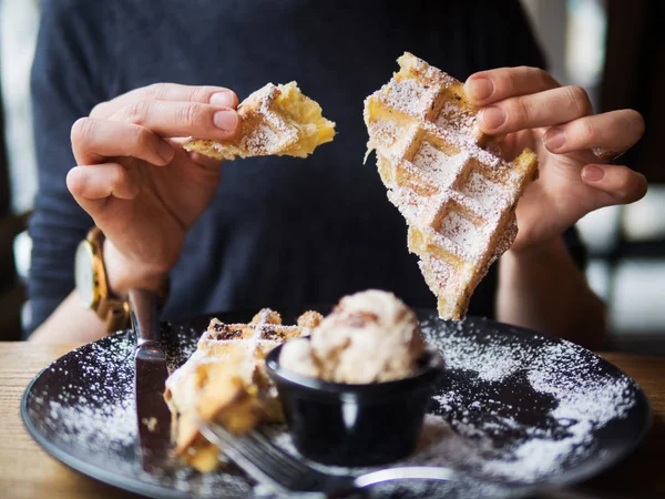Donna che fa colazione con waffle — Foto Stock