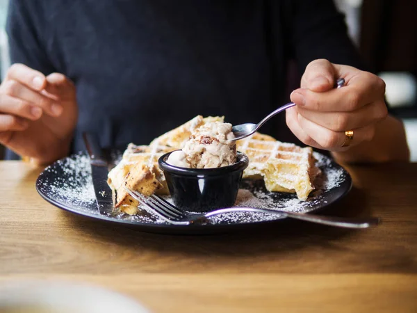 Kvinna med frukost med våfflor — Stockfoto