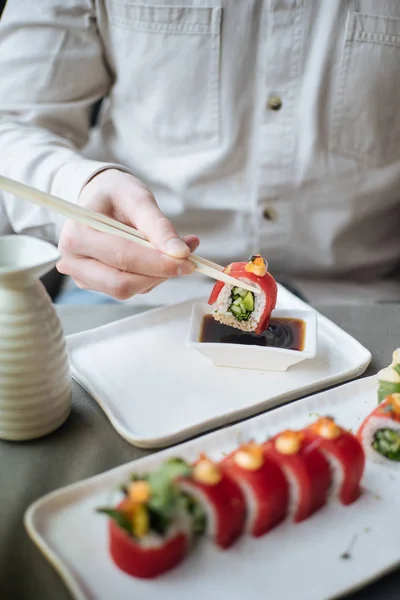 Mann isst Thunfisch-Sushi-Rollen — Stockfoto