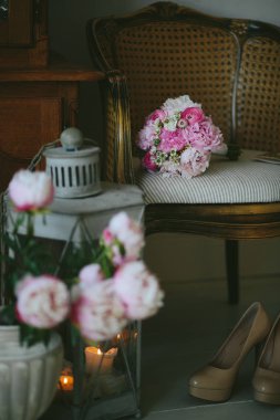 yüksek topuklu ayakkabı ve düğün buketi